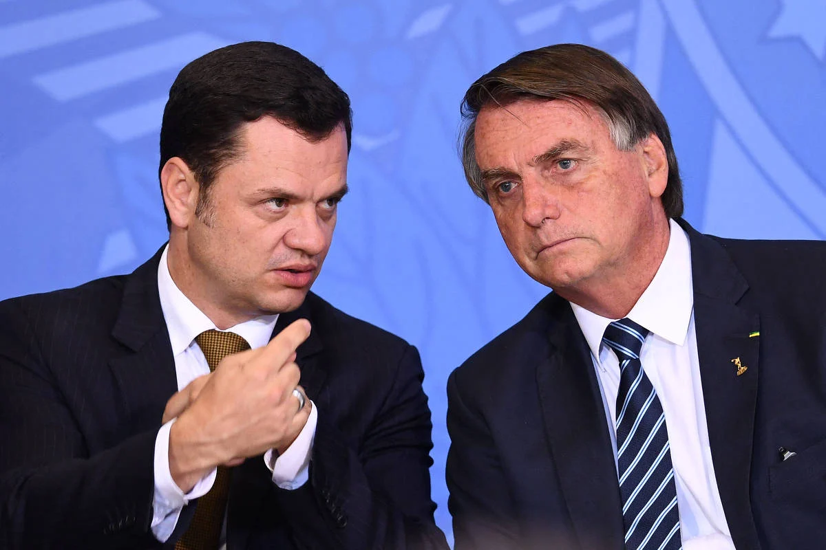 Assessor diz que Anderson Torres quase escapou de live golpista de Bolsonaro
