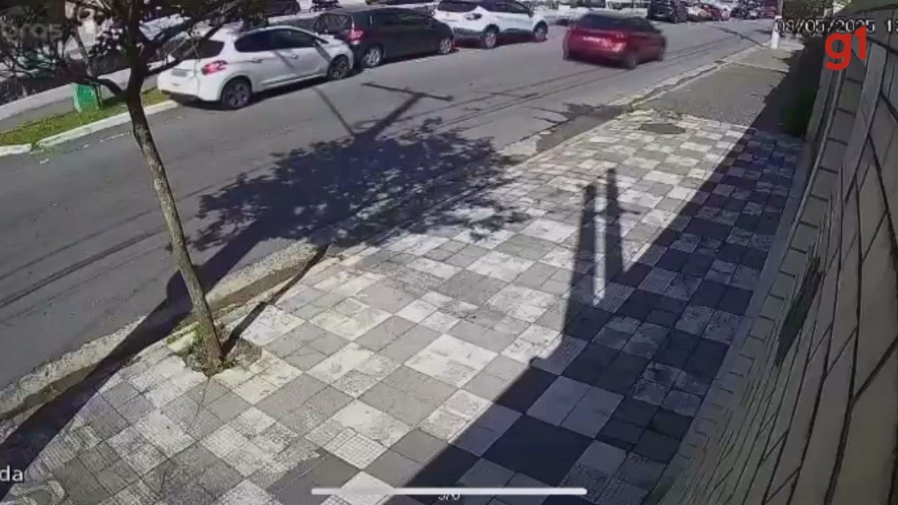 Carro é filmado subindo a guia, batendo em veículo estacionado e fugindo no litoral de SP; VÍDEO