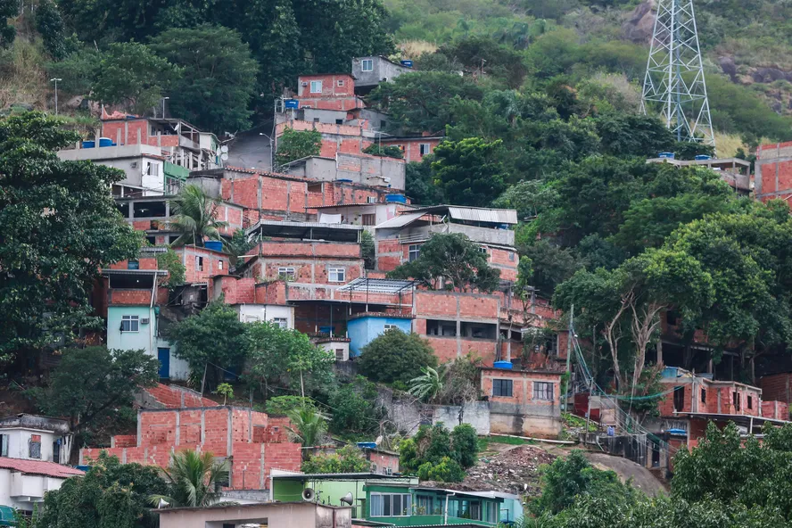 Condomínio no RJ convoca assembleia para votar taxa de R$ 1.800 a traficantes