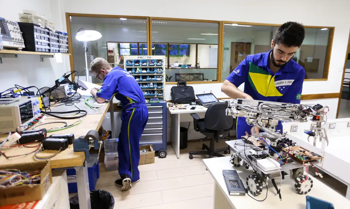 Conheça os cinco cursos técnicos com melhores salários iniciais