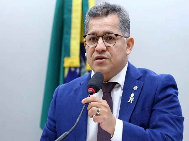 Deputado do PDT desmente líder e diz que partido segue na base do governo