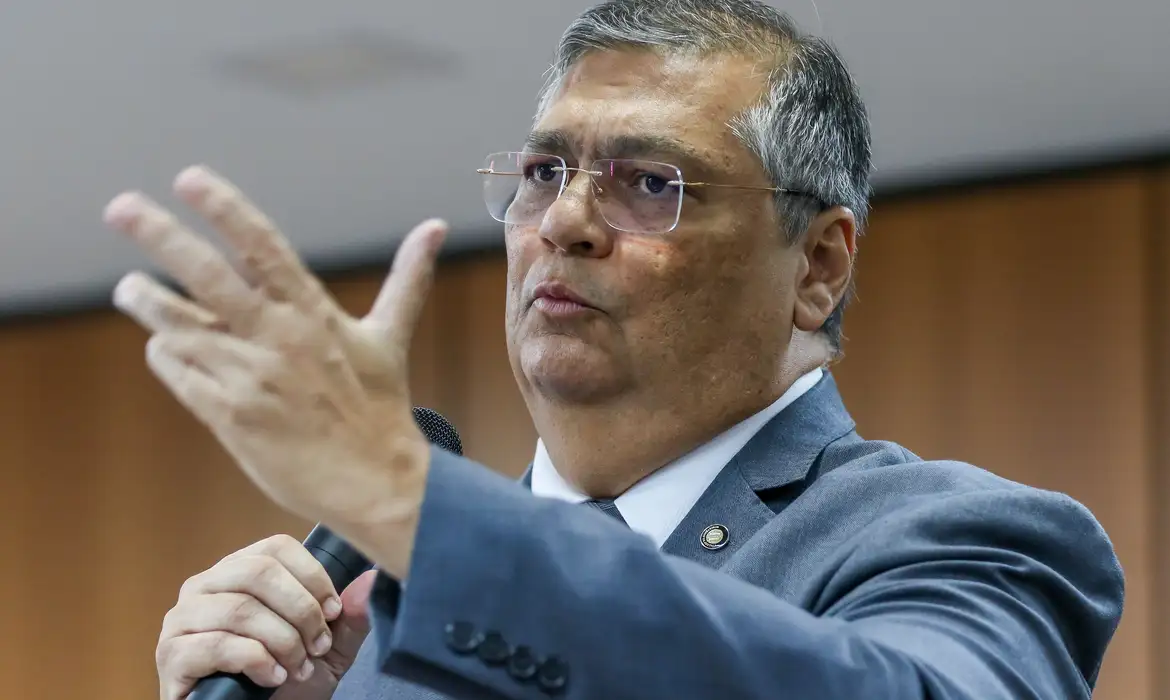 Dino denuncia visão militar que trata cidadãos como ‘inimigos internos’