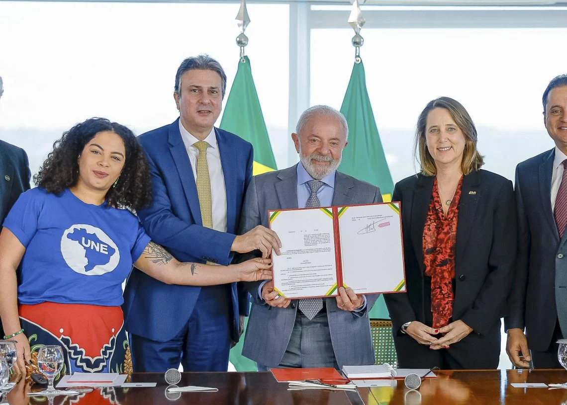 Ensino à distância no Brasil é falsa democratização, defende professor da USP
