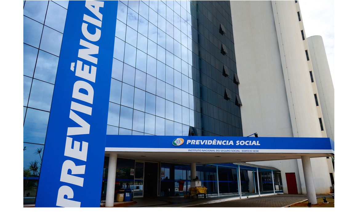 Explosão de entidades no governo Bolsonaro alimentou esquema de descontos indevidos no INSS