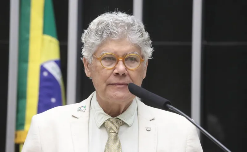 ‘Salvo-conduto ao golpismo’, diz Chico Alencar sobre PL que pode barrar ação contra Bolsonaro