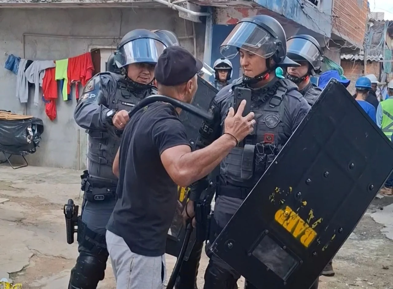Tarcísio cerca favela do Moinho e ataca moradores; bebê passa mal após uso de gás lacrimogêneo