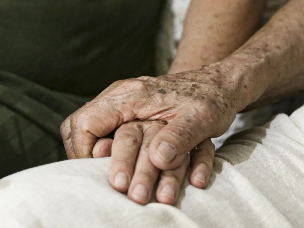 Alzheimer: conheça o teste da ‘xícara de chá’ que pode identificar sinais precoces