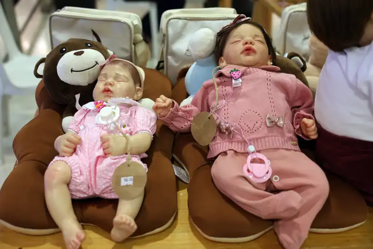 Bebê de quatro meses é agredida após homem confundi-la com boneca reborn em BH