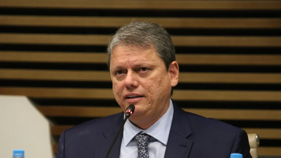 Tarcísio diz que prisão de Bolsonaro é absurda e que não houve crime