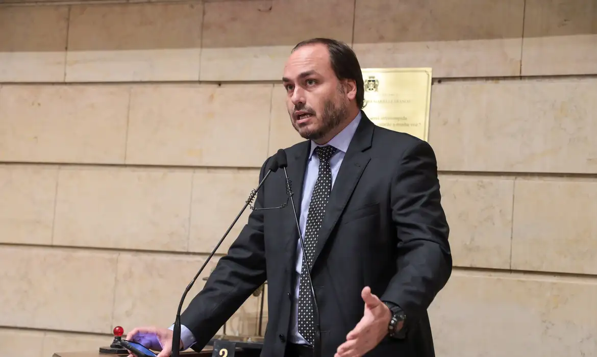 Carlos Bolsonaro comandou estratégia de desinformação e articulou estruturas clandestinas, diz PF