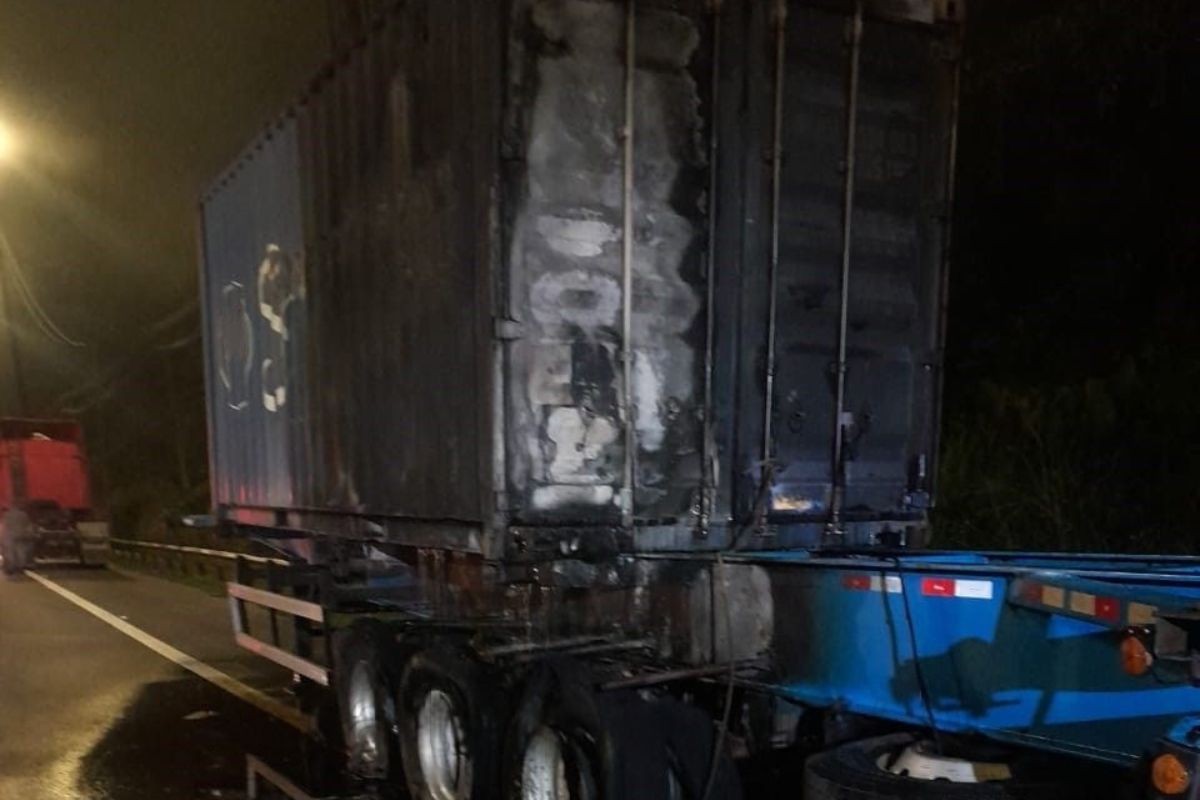 Carreta carregada com glicerina pega fogo na rodovia Cônego Domênico Rangoni, SP | Santos e Região