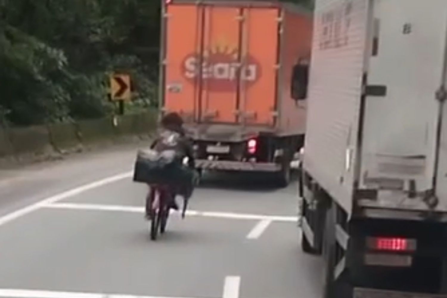 Ciclista arrisca a vida ao descer Via Anchieta, SP, entre caminhões; VÍDEO | Santos e Região