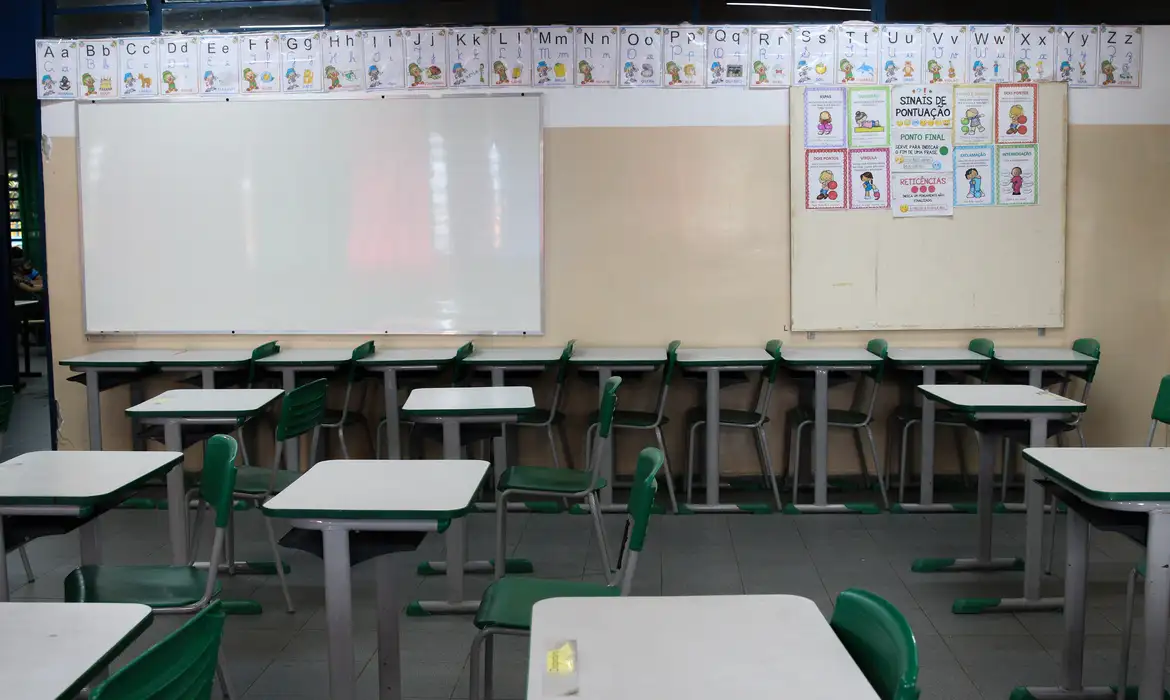Justiça dá 5 dias para prefeitura explicar privatização de escolas