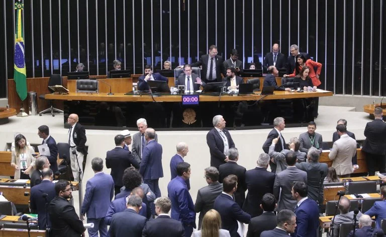 Mais de 60% dos votos a favor da derrubada do decreto do IOF vieram de partidos com ministérios
