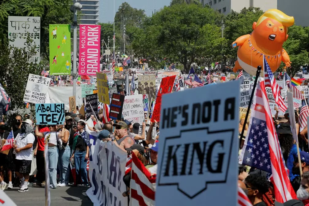 Milhares protestam nos EUA no dia do aniversário de Trump