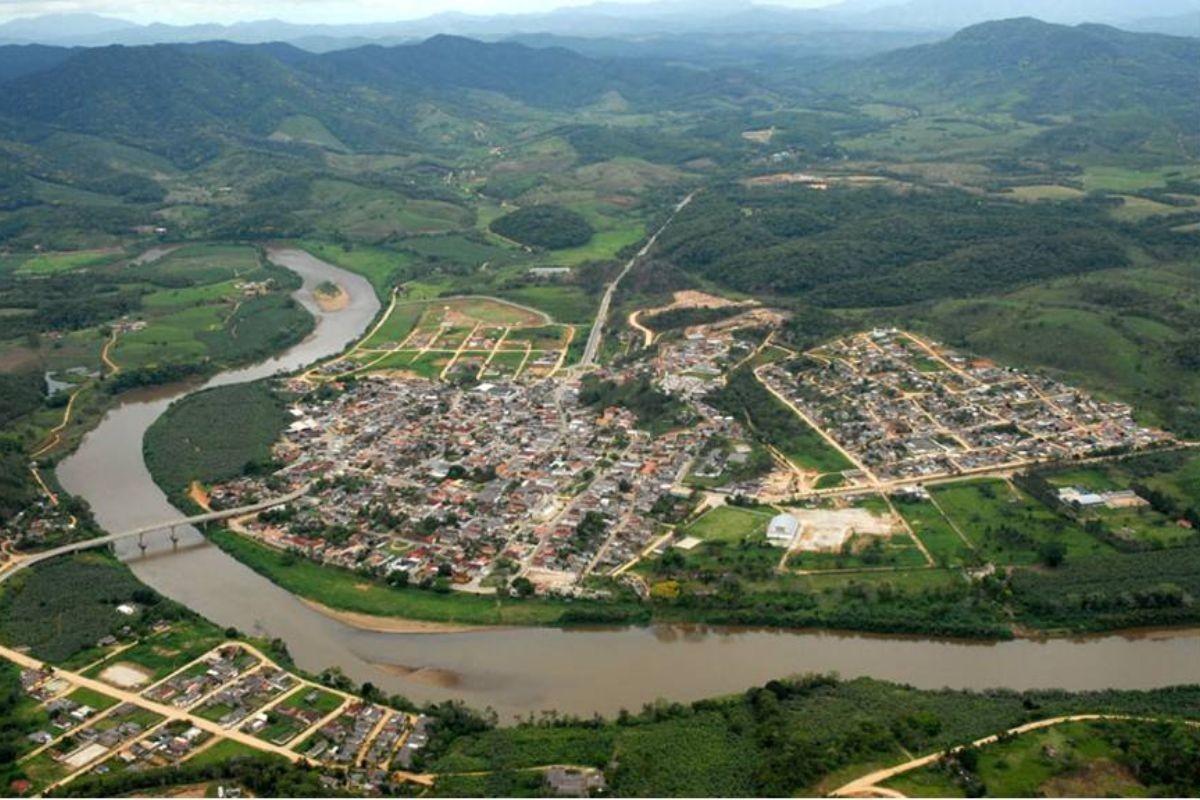 Vazamento de óleo atinge rio entre SP e PR e deixa cidades em alerta por contaminação | Santos e Região
