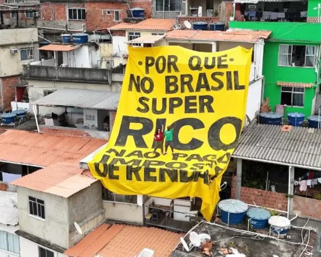 Bandeirões, torneios de pelada e projeções: coletivo usa criatividade para renovar ativismo de esquerda