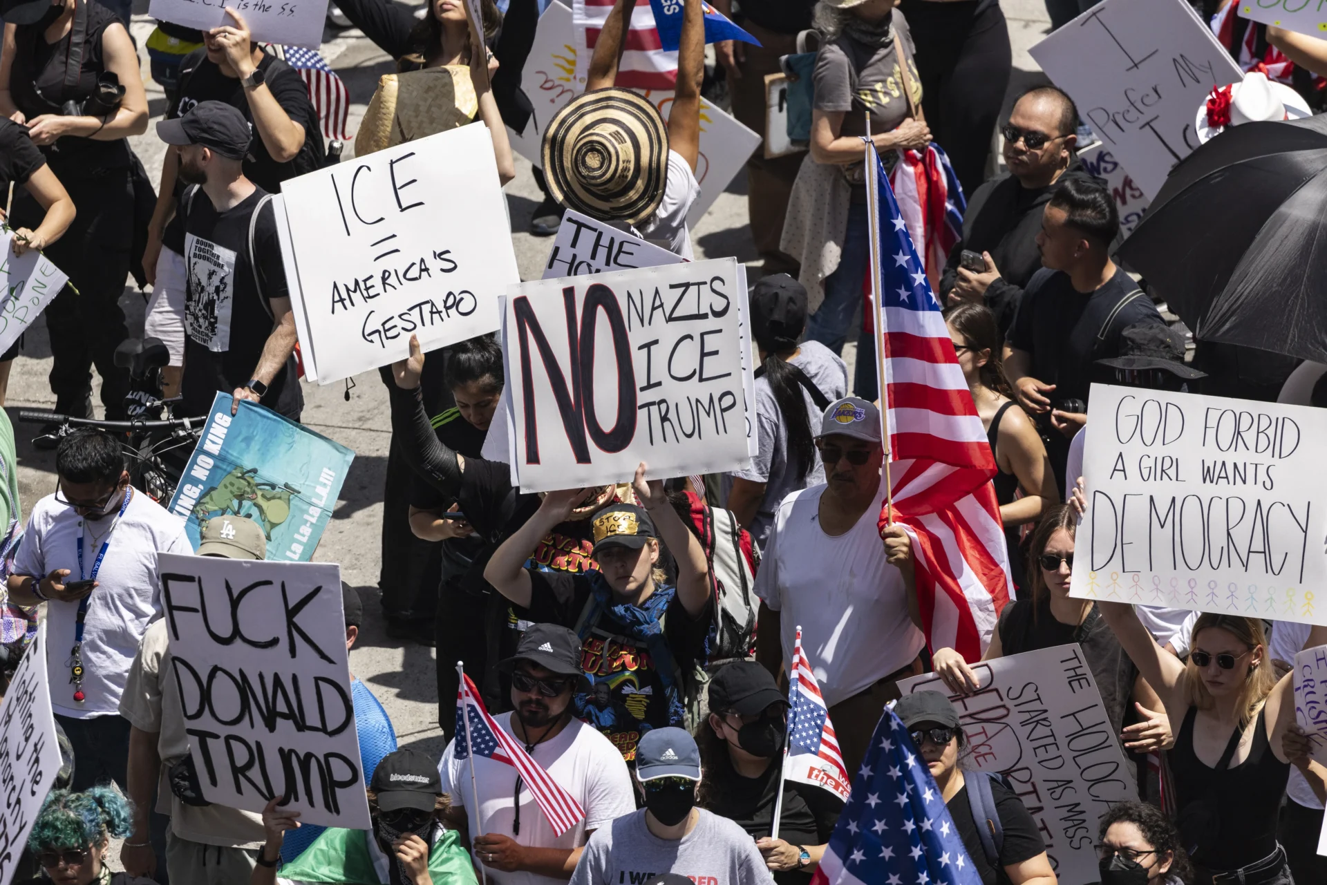 Cai apoio dos EUA às deportações de Donald Trump, segundo pesquisas