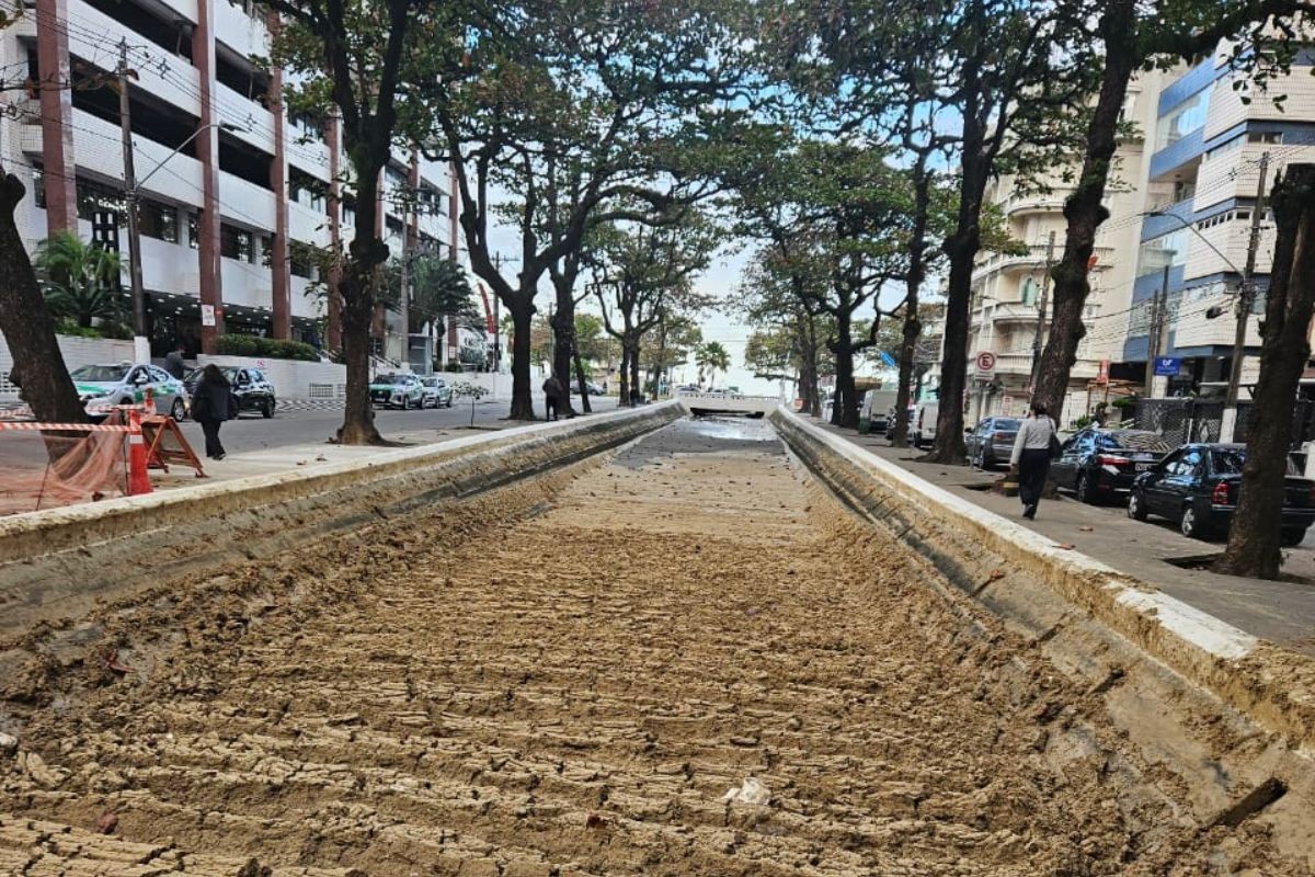 Canal 3 fica coberto por areia após forte ressaca que atingiu o litoral de SP | Santos e Região
