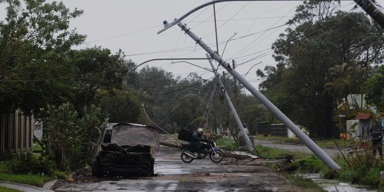 Ciclone no RS deixa mais de 200 mil sem luz e causa danos no litoral