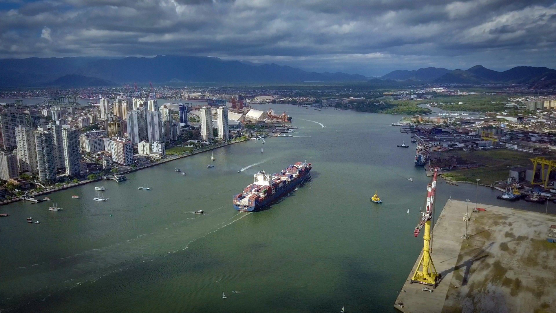 Golpistas anunciam falsas vagas de emprego no maior porto do Brasil | Porto Mar