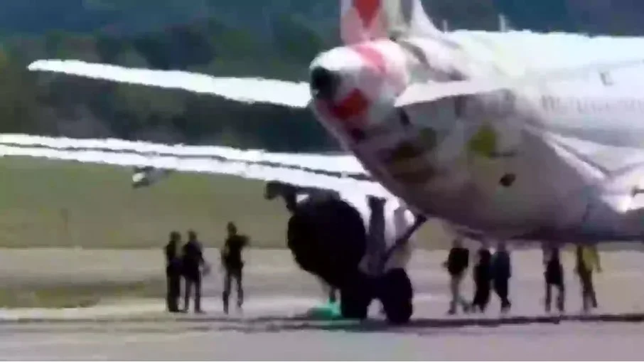 Homem morre ao ser sugado por turbina de avião em aeroporto na Itália