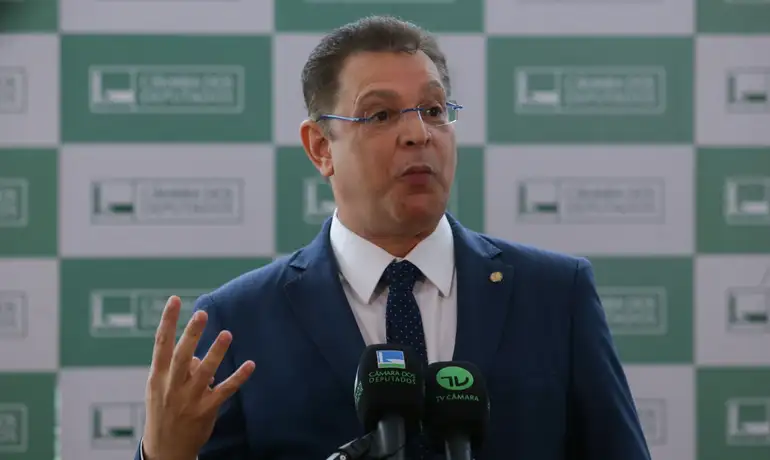 Líderes do governo reagem a fala de Sóstenes sobre indenização a aposentados