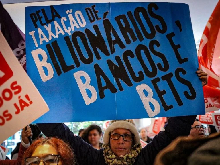 Manifestantes ocupam sede do Itaú, prédio mais caro do Brasil, por taxação dos super-ricos