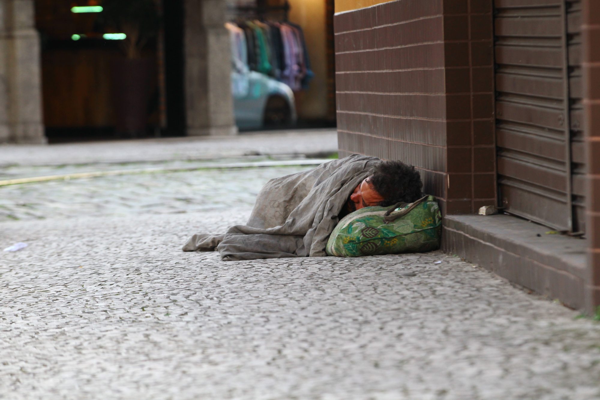 Professor vê homem comendo papelão em noite fria e registra cena de abandono em São Vicente, SP; VEJA | Santos e Região