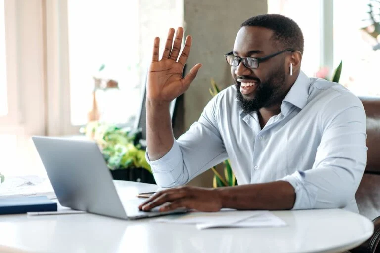 Veja cinco profissões home office com salários acima de R$ 8 mil em 2025