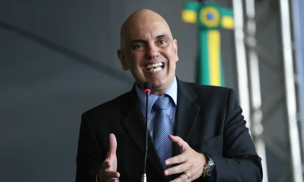 Alexandre de Moraes permite que Bolsonaro receba visita de políticos aliados