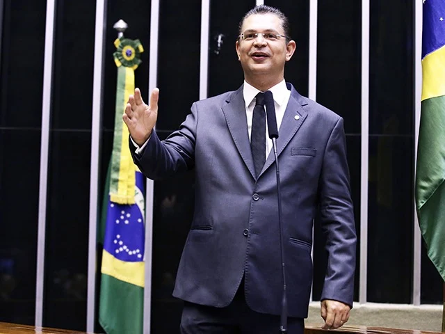 Bolsonaristas não querem votar projeto que protege crianças e adolescentes nas redes