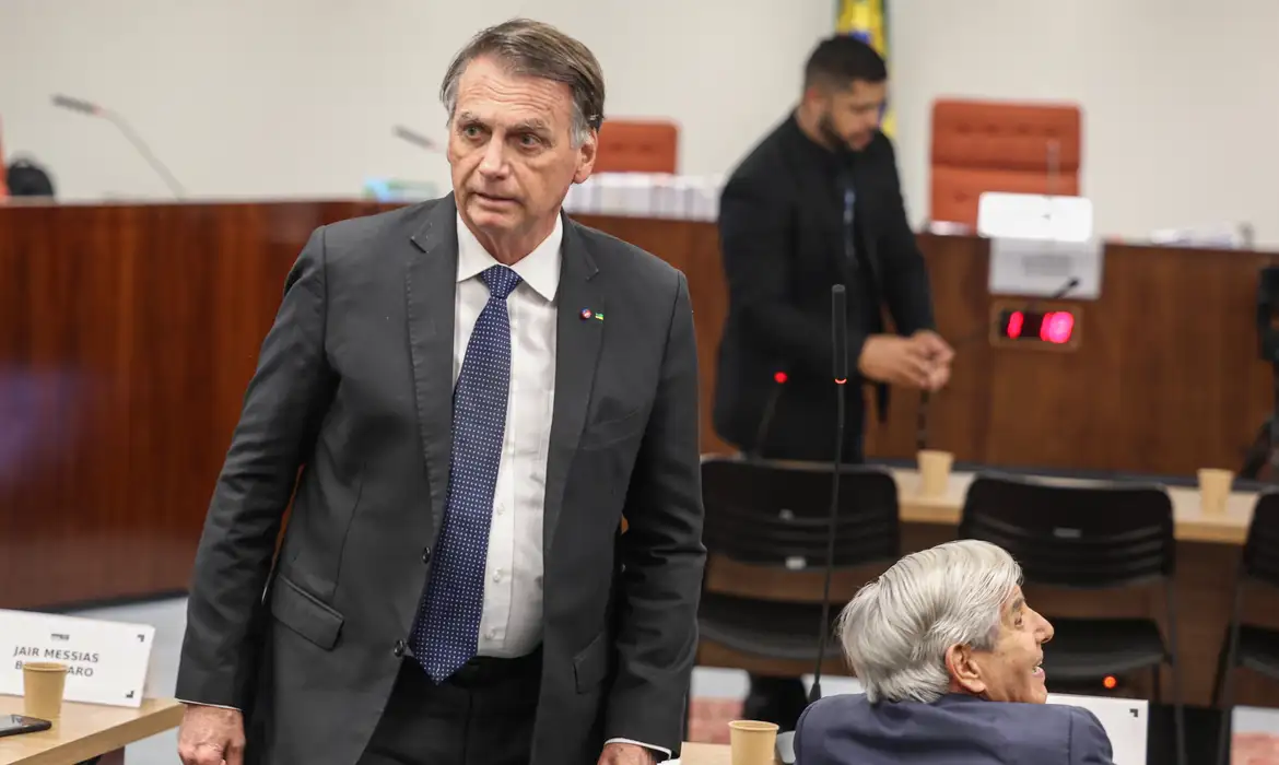 Bolsonaro é alvo de pedido de prisão preventiva no STF por burlar cautelares e articular fuga
