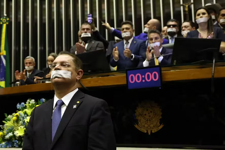 Centrão manipula bolsonaristas para manter a farra das emendas