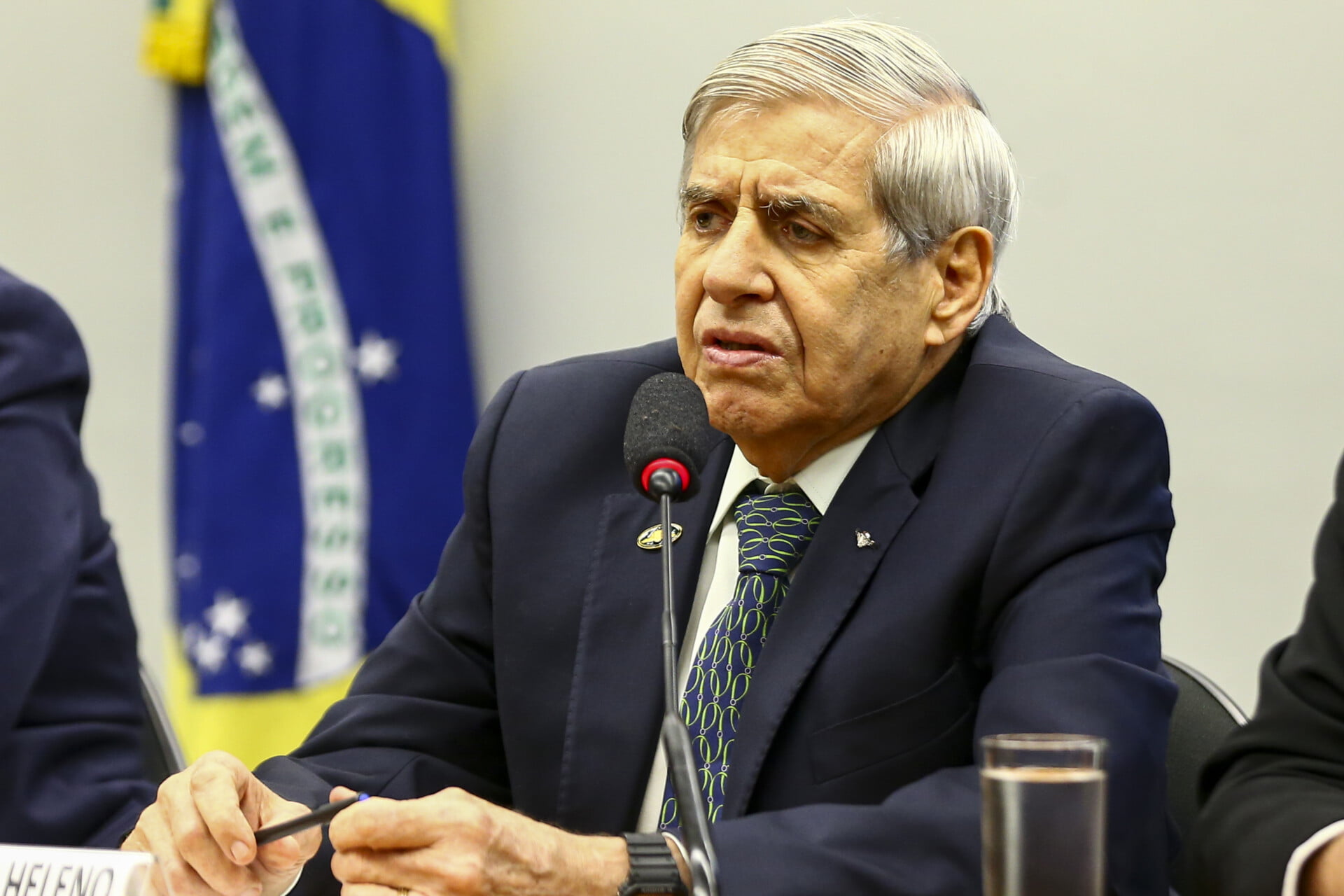 Heleno pode ir de coroado a banido do Exército com julgamento por trama golpista