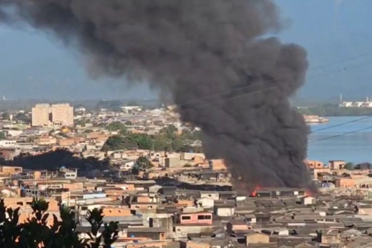 Incêndio atinge moradias em comunidade da maior favela sobre palafitas do Brasil | Santos e Região