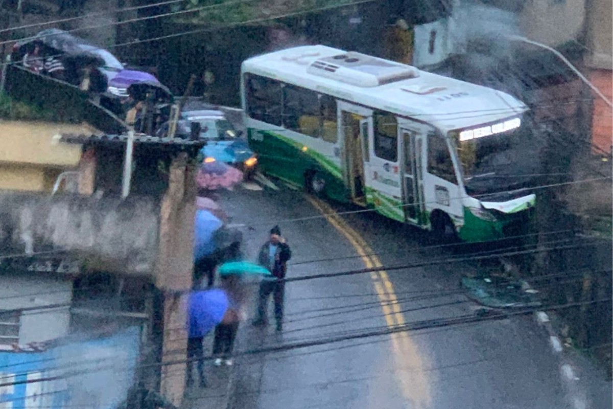 Micro-ônibus de Santos bate em casa durante descida de morro ; veja