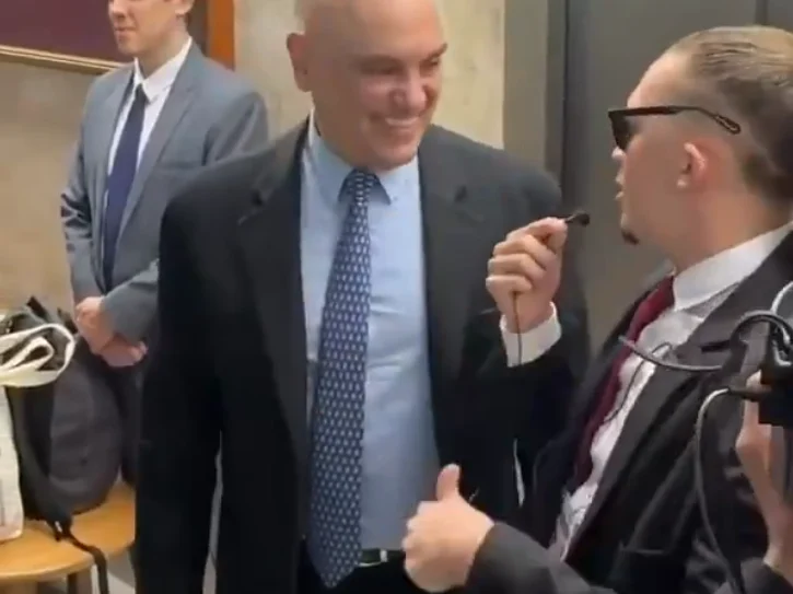 Moraes brinca com humorista que interpreta ‘advogado do Xandão’: ‘fala inglês?’