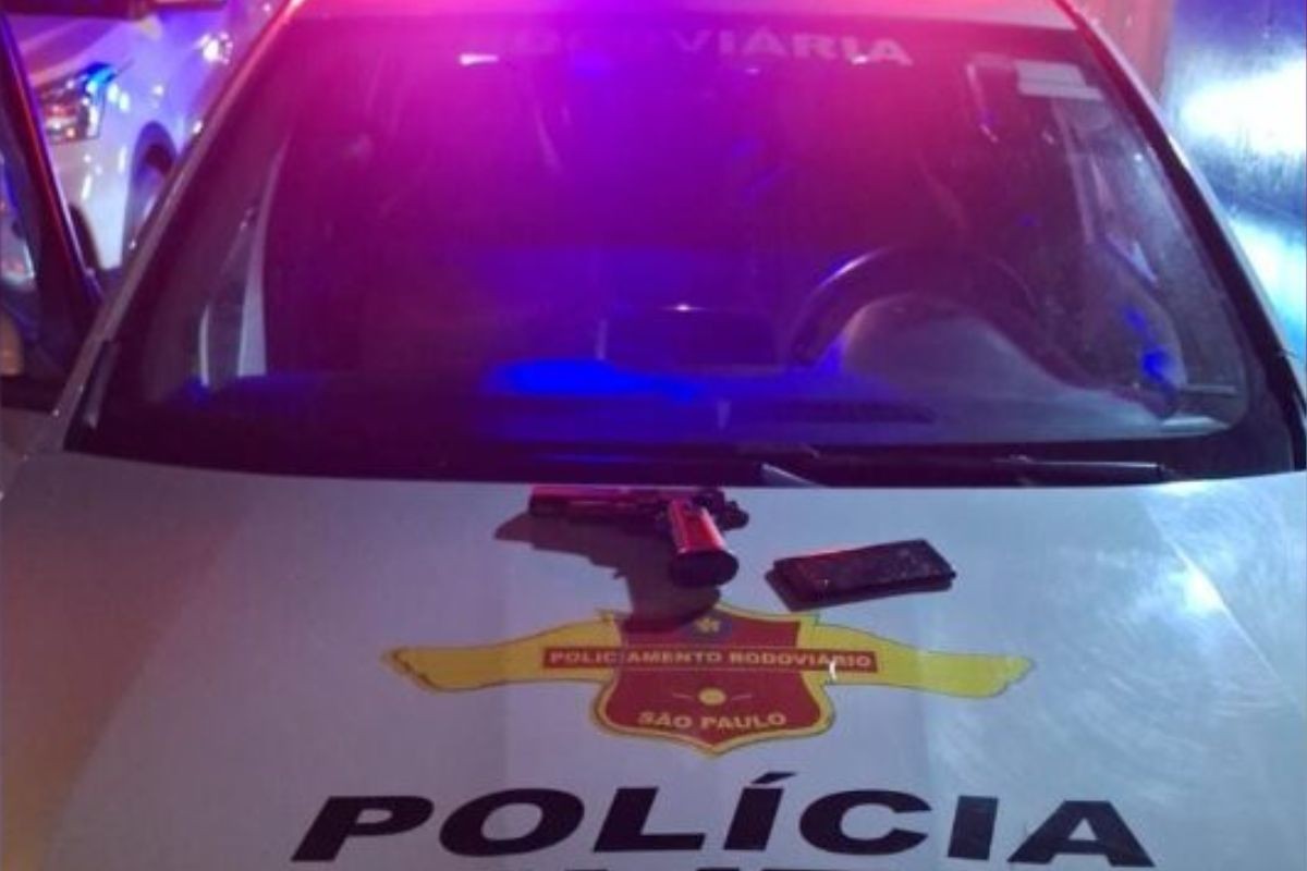 Motorista de app desconfia de passageiros, para em base da PM e escapa de roubo