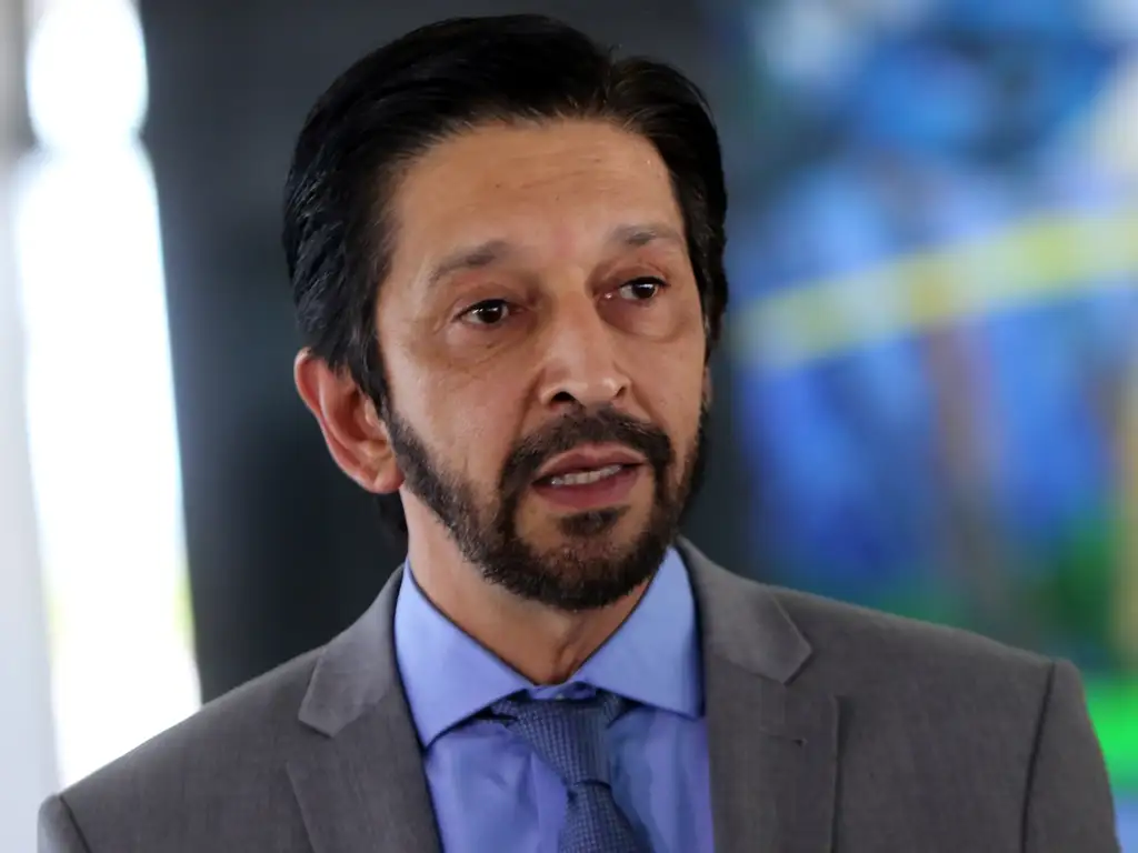 Nunes consegue aval na Justiça para afastar diretores de escolas municipais