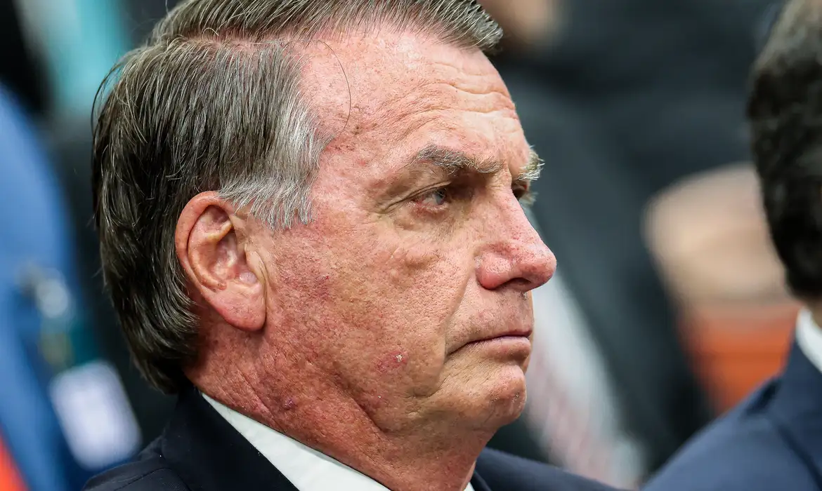 Bolsonaro preso em casa tem crises de soluço, mudança de humor e visitante sem celular