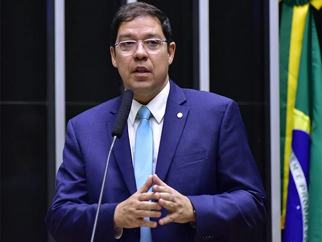 Vice-presidente da Câmara ameaça colocar anistia em pauta assim que Motta se ausentar do país
