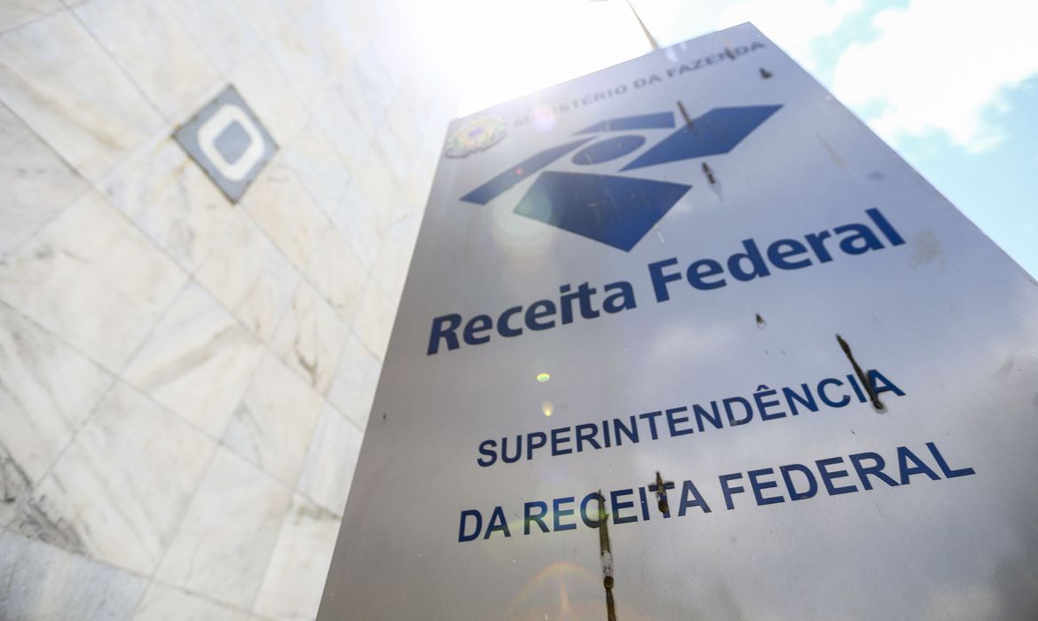 Arrecadação federal recua em agosto