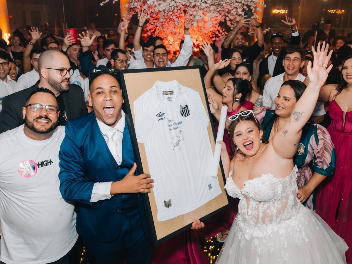 Casal santista recebe vídeo e camisa autografada por Neymar Jr. no casamento