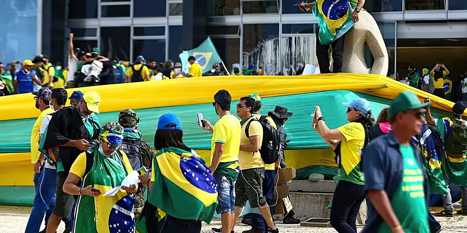 Cientista político vê onda bolsonarista enfraquecida após condenação