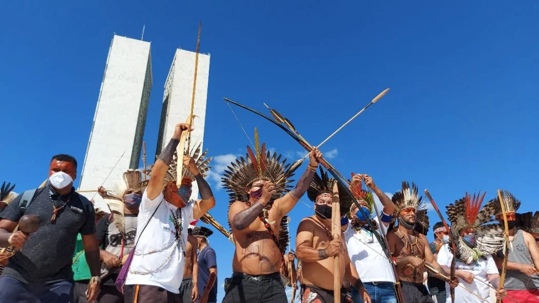 Com atenções em Bolsonaro, Congresso avança com anistia e garimpo em terra indígena