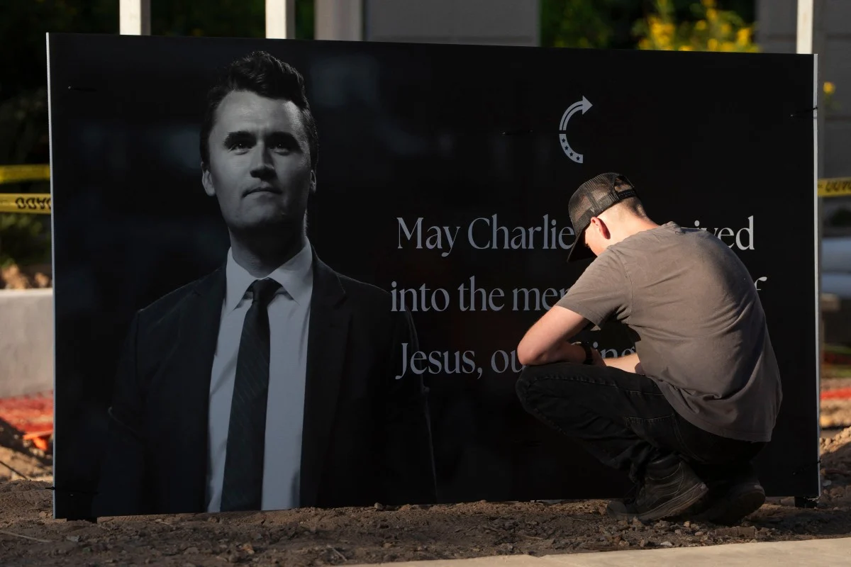 Influenciador trumpista Charlie Kirk morre após ser baleado em universidade nos EUA