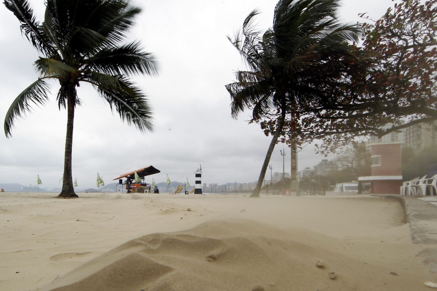 Inmet e Defesa Civil alertam para tempestade e vendaval no litoral de SP