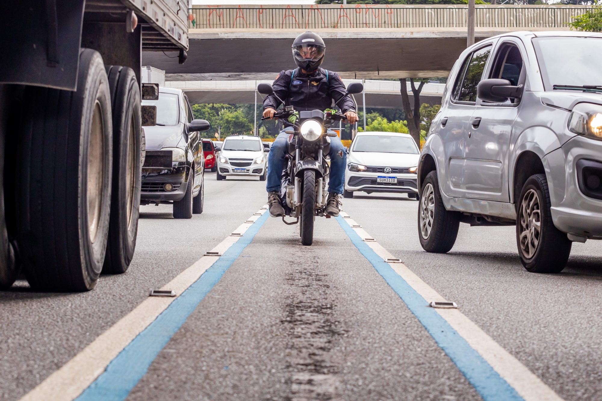 Motociclistas podem ter faixa exclusiva em ruas e avenidas de Santos; entenda