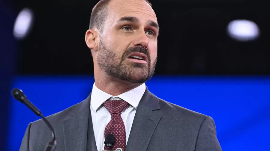 PL vai indicar Eduardo Bolsonaro como líder da minoria para tentar salvar mandato